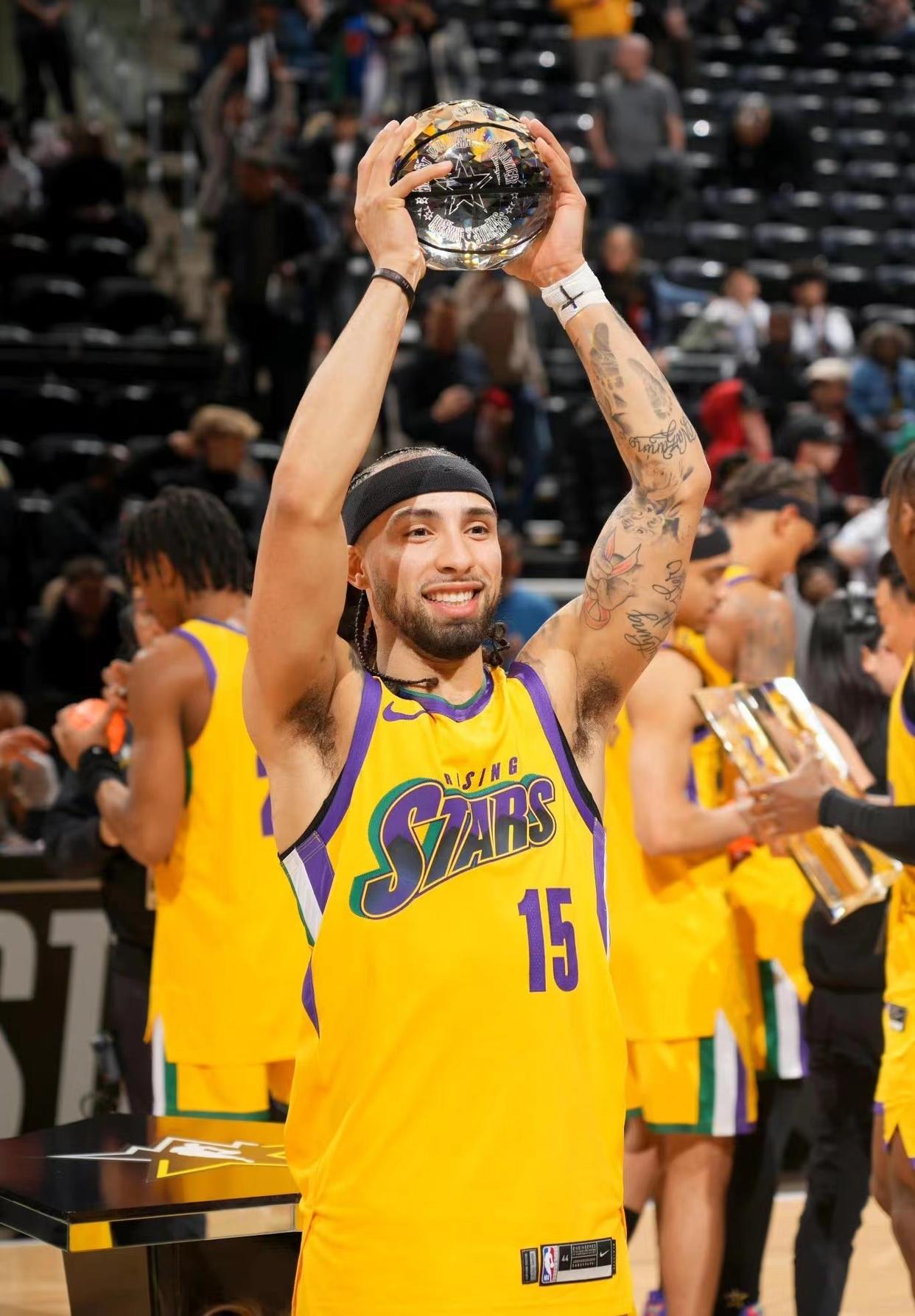 开拓者客场大胜小牛，麦科勒姆30分