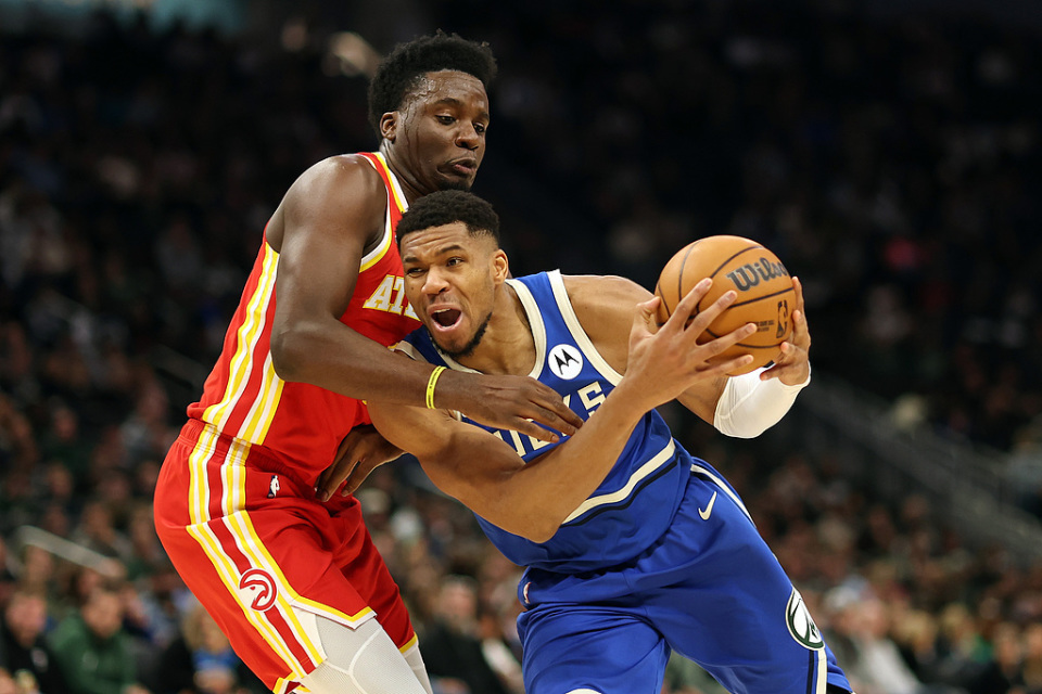 雄鹿客场战胜老鹰，遥遥领先