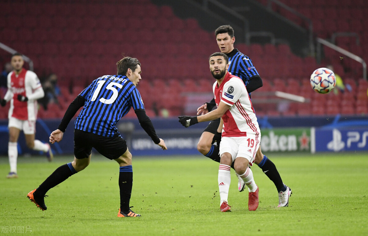 关于阿贾克斯惊险胜利，小组第一稳坐的信息